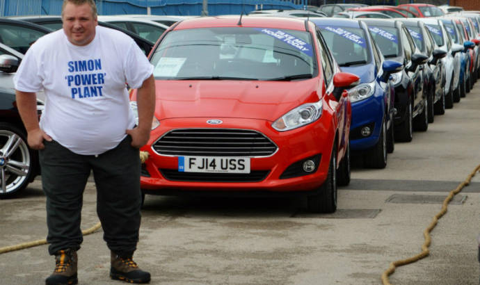 Brit tows away 14 cars for a new world record