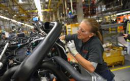 2015 Ford F-150 adds 1550 jobs in US Ford factories