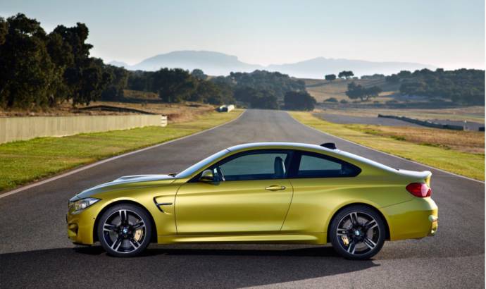 BMW M4 tackles the new Lexus RC F on a circuit