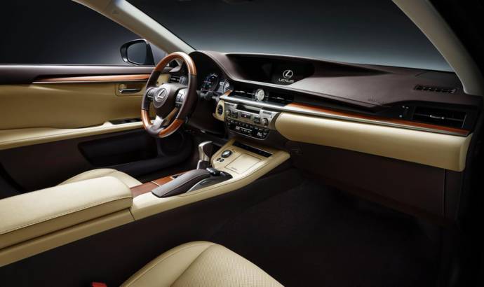 2016 Lexus ES facelift unveiled