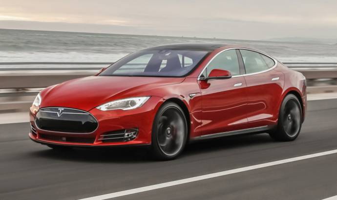 Drag race: Tesla Model S vs Porsche Panamera