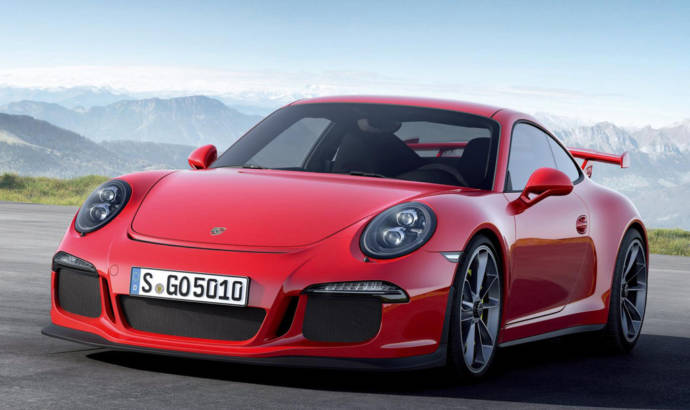 Porsche 911 GT3 RS riven on track