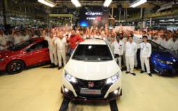 Honda Civic Type R rolls of the line at Swindon plant