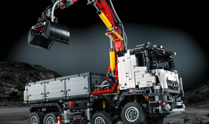 Mercedes-Benz Arocs 3245 by LEGO