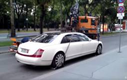 BIG FAIL: Tow truck versus Maybach 62S