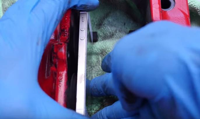 These guys are using iPhones as brake pads for Porsche 911