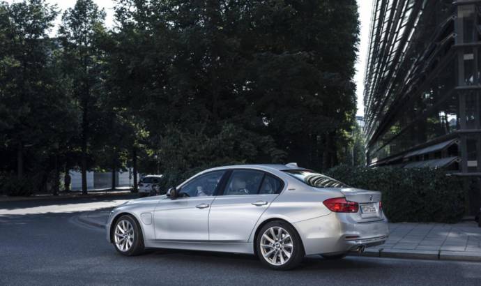 2016 BMW 330e - Official pictures and details