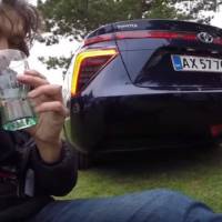 Automotive journalist drinks water from Toyota Mirai exhaust - Video