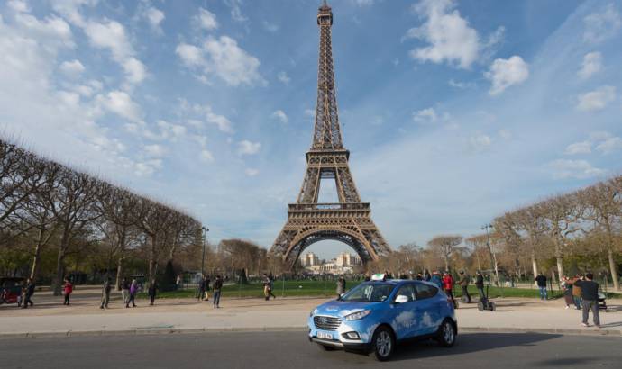 Hyundai ix35 Fuel Cell offered as a taxi in Paris