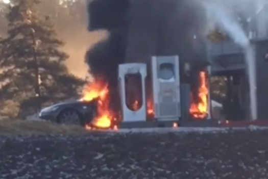Tesla Model S burned in Norway (Video)