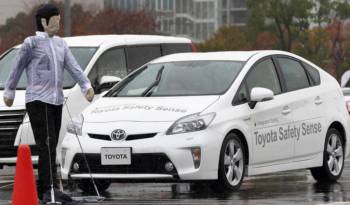 Toyota and Lexus to make automatic emergency braking standard by 2017
