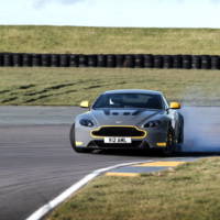 2017 Aston Martin V12 Vantage S will be offered with a manual gearbox