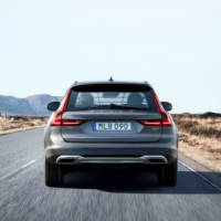 2017 Volvo V90 Cross Country - Official pictures and details