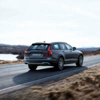 2017 Volvo V90 Cross Country - Official pictures and details