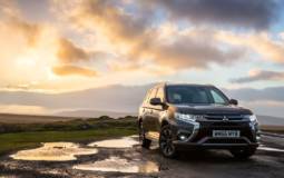 2017 Mitsubishi Outlander PHEV updated