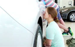 Seven people kissed an Optima for 50 hours. Only one has win it!