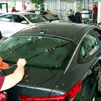 Seven people kissed an Optima for 50 hours. Only one has win it!
