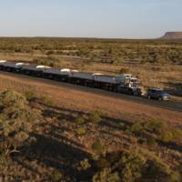 Land Rover Discovery tows 110-ton road train in Australia