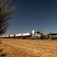 Land Rover Discovery tows 110-ton road train in Australia