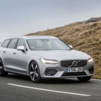 Volvo S90 and V90 receive a new T4 engine in UK