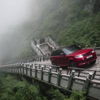 Range Rover Sport climbed 999 stairs