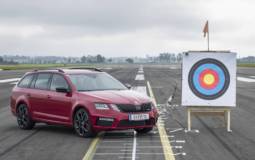 This is the ride to use if you want to catch an arrow that travels with 215 km/h