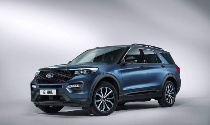 Ford Explorer is now available in Europe with a PHEV system that deliver 450 HP