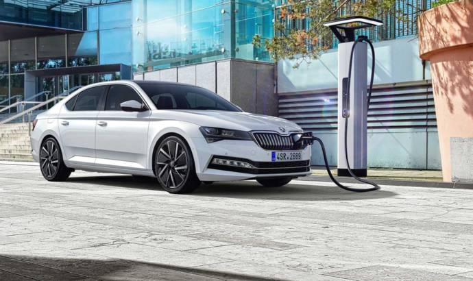Skoda unveiled the 2020 Superb facelift. It has a PHEV version