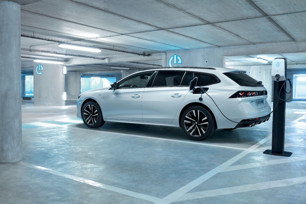 Peugeot 508 Hybrid And 508 Sw Hybrid Unveiled Carsession Peugeot 508 Hybrid And 508 Sw Hybrid Unveiled Carsession