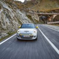 The new Mini Cooper SE starts its career on the best road in the world