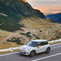 The new Mini Cooper SE starts its career on the best road in the world