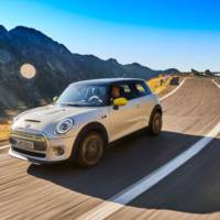 The new Mini Cooper SE starts its career on the best road in the world