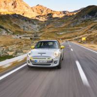 The new Mini Cooper SE starts its career on the best road in the world