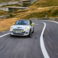 The new Mini Cooper SE starts its career on the best road in the world