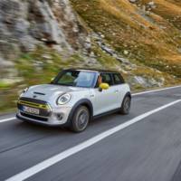 The new Mini Cooper SE starts its career on the best road in the world