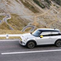 The new Mini Cooper SE starts its career on the best road in the world