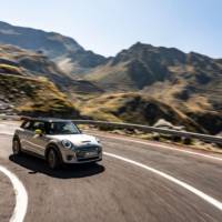 The new Mini Cooper SE starts its career on the best road in the world