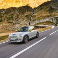 The new Mini Cooper SE starts its career on the best road in the world