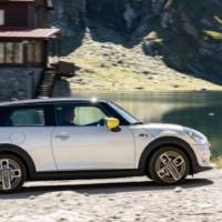 The new Mini Cooper SE starts its career on the best road in the world