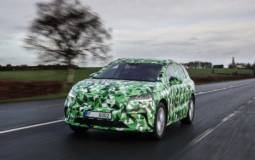 Skoda Enyaq iV: first pictures with the prototype of the upcoming electric SUV