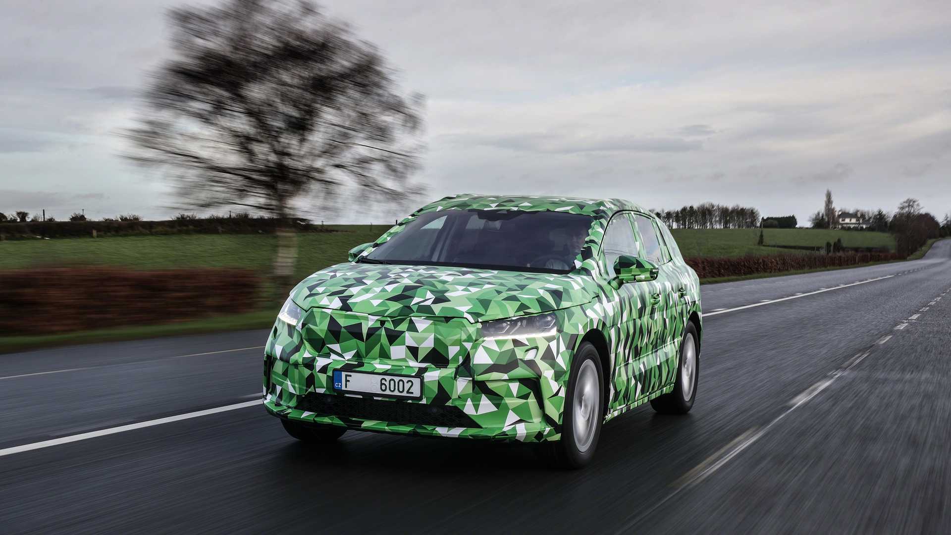 Skoda Enyaq iV: first pictures with the prototype of the upcoming electric SUV