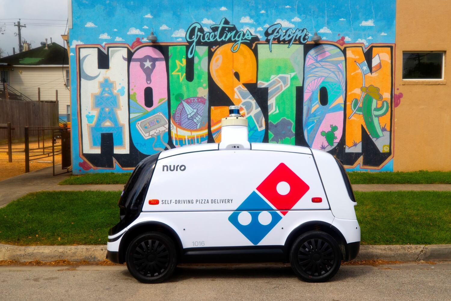 nuro-dominos-pizza-delivery-robot